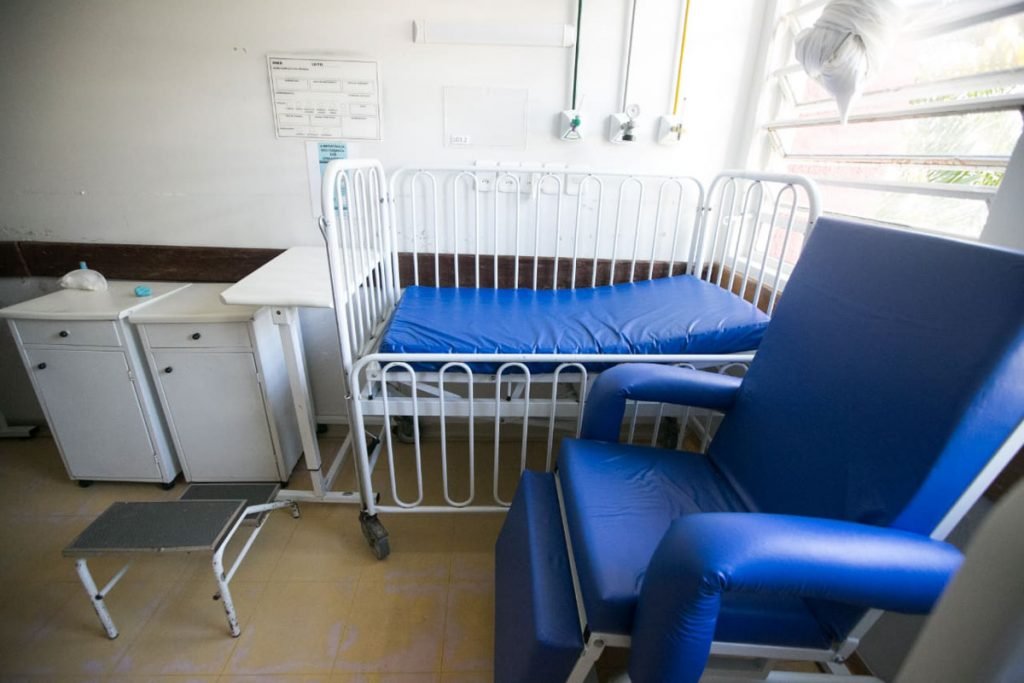 Vice-governador Paco Britto entrega oito leitos da UTI neonatal do HMIB