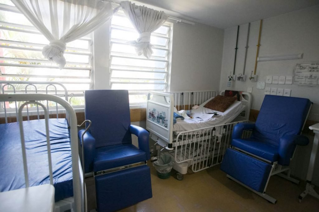 Vice-governador Paco Britto entrega oito leitos da UTI neonatal do HMIB