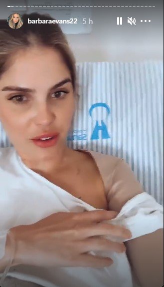 Bárbara Evans em cama de hospital