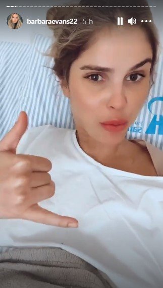 Bárbara Evans em cama de hospital