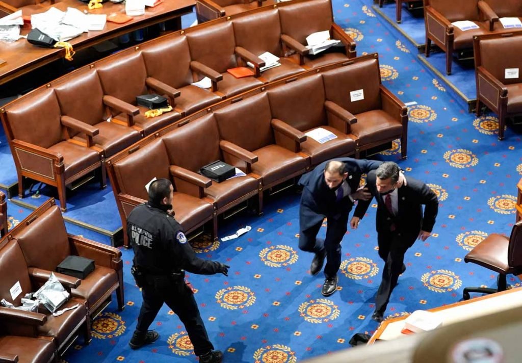 policiais protegem o congresso de eleitores de trump invadem o congresso eleicoes trum e biden