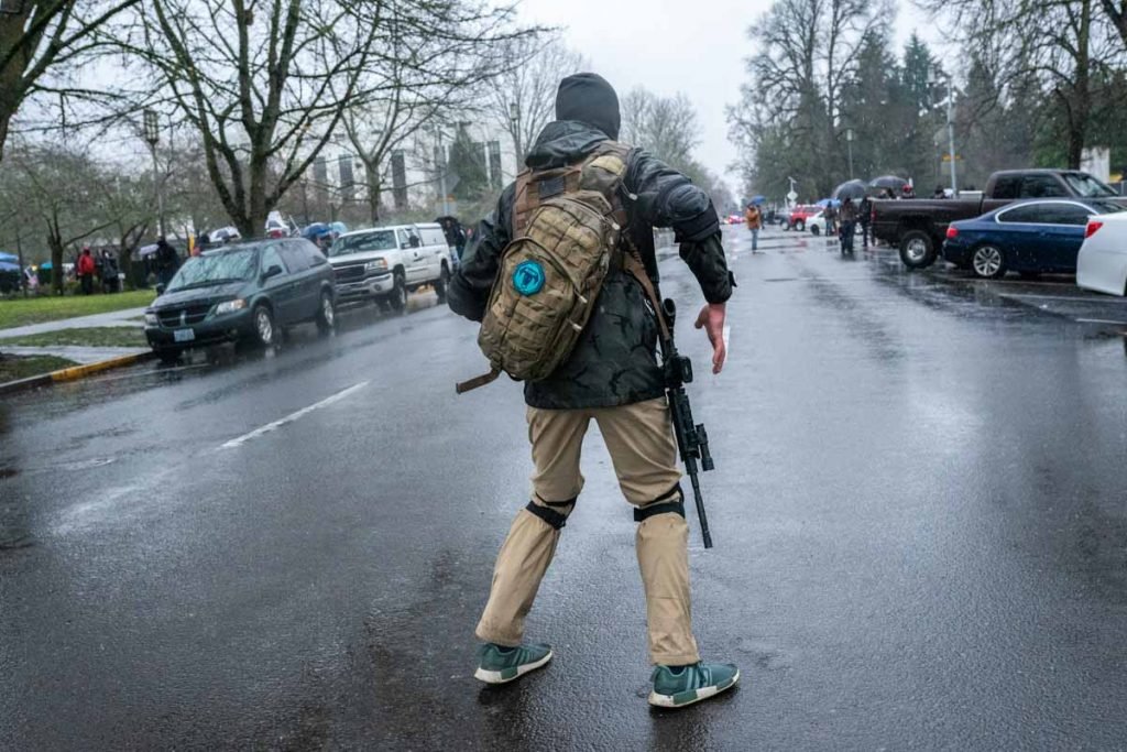 Homem é visto armado em Oregon no dia que eleitores de trump invadem o capitolio eleicoes trum e biden