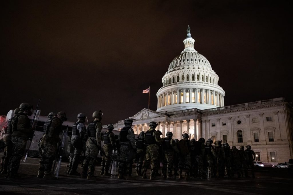 policia cerca o capitolio durante invasao congresso eleicoes eua trump biden