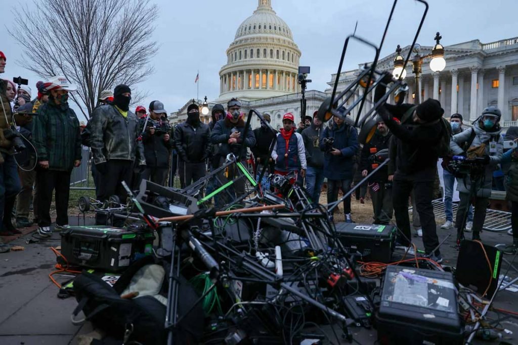 manifestantes destroem equipamentos da imprensa durante a cobertura invasao congresso eleicoes eua trump biden