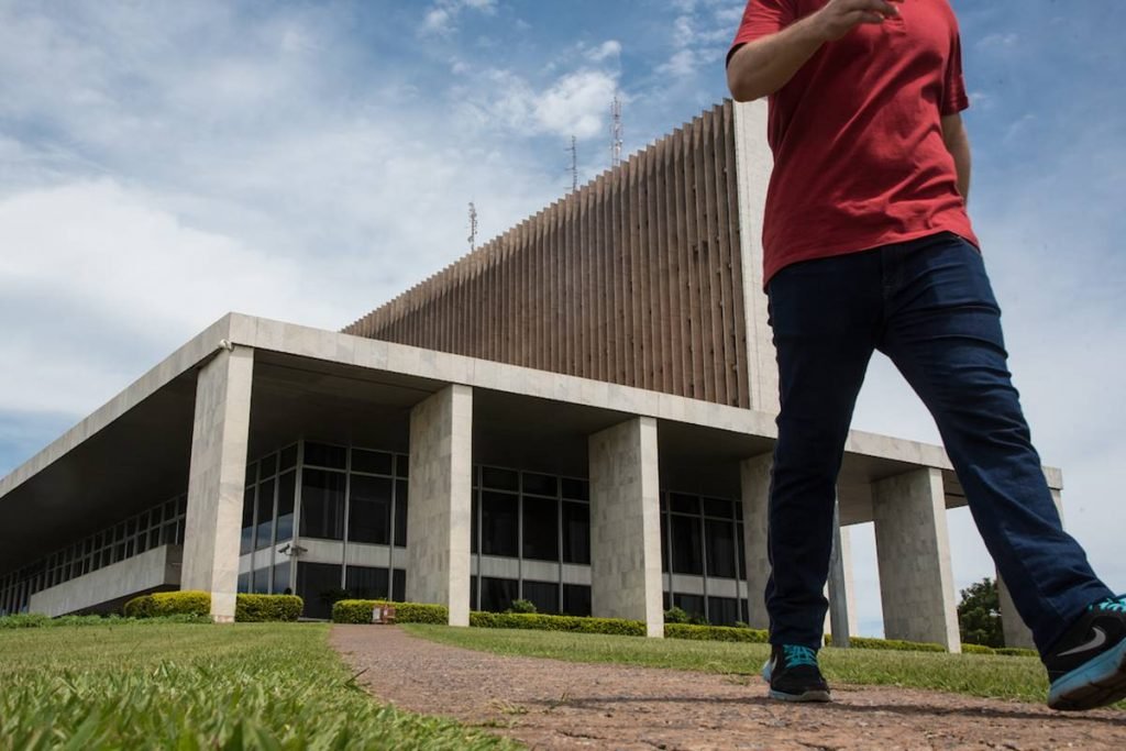 Pessoa caminhando em frente ao GDF