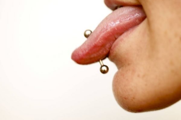 O piercing na boca inflamou: o que fazer?