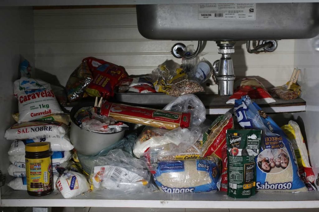 Despensa da casa de Karen Cristina, que mora em Heliópolis (SP)