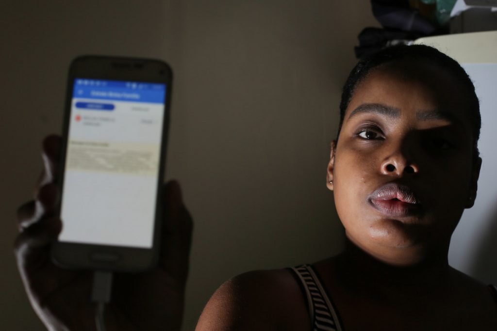 Karen Cristina mostra tela do app da Caixa