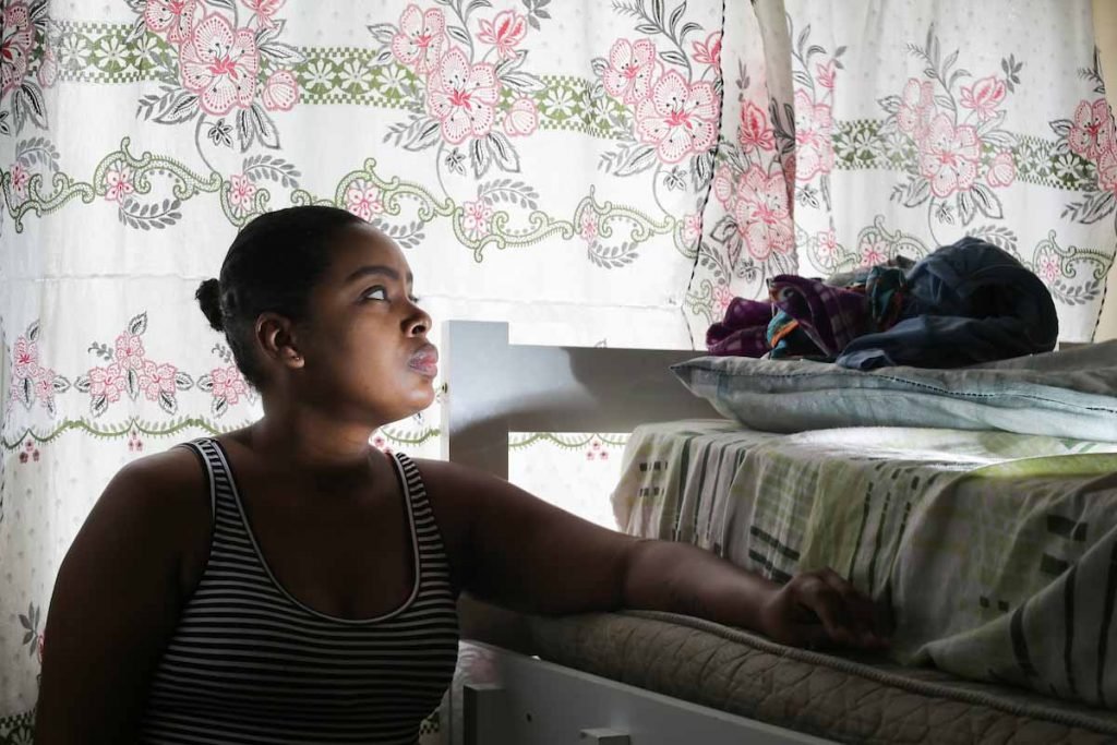 Karen Cristina, cabeleireira desempregada, vive com sete filhos em dois cômodos