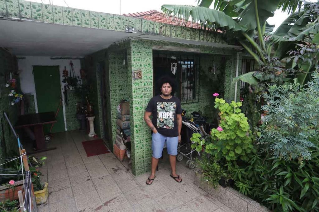 Ailton Rodrigues posa em sua casa no bairro de São Miguel Paulista