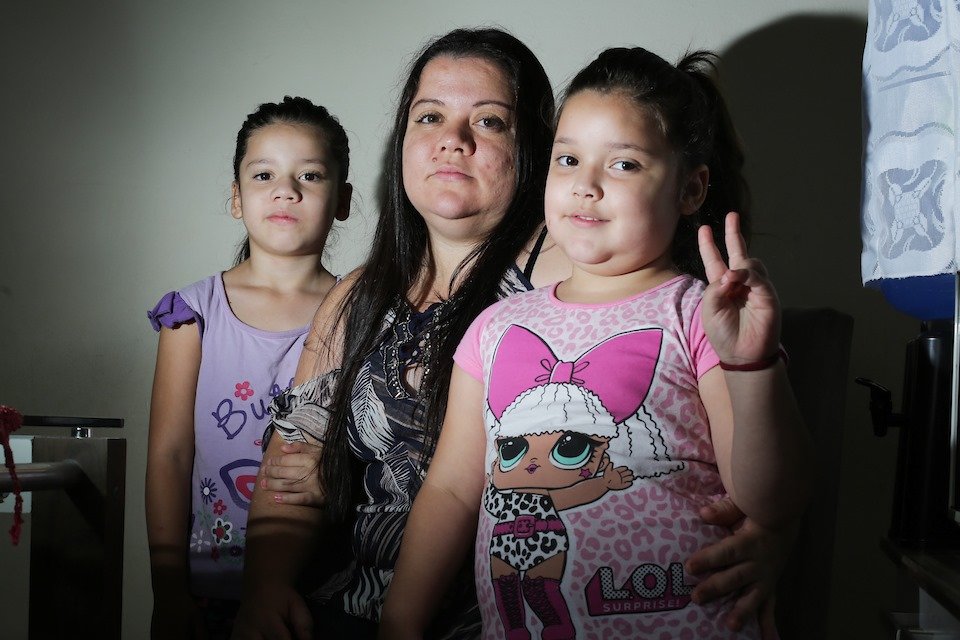 Daiana Rodrigues posa com as filhas Isabella e Isadora