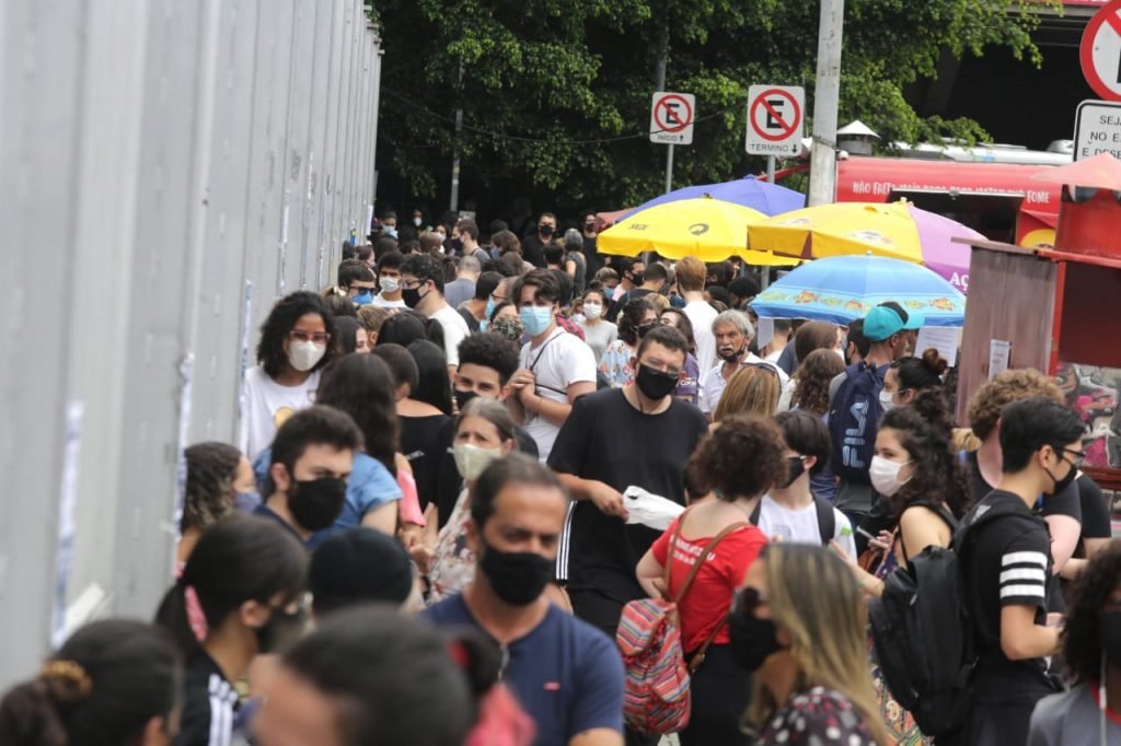 Alunos se aglomeram na entrada de universidade em São Paulo