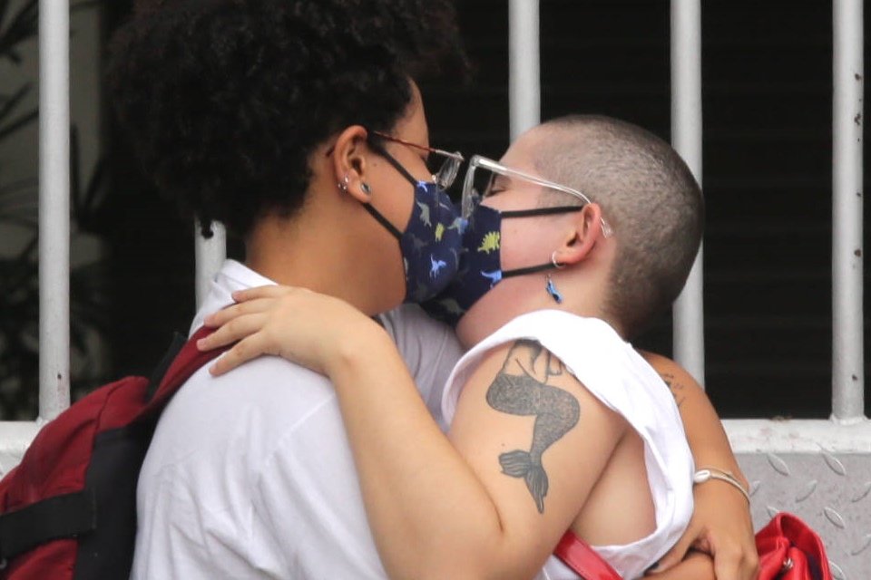 Casal se despede na porta da universidade onde é realizada a Fuvest