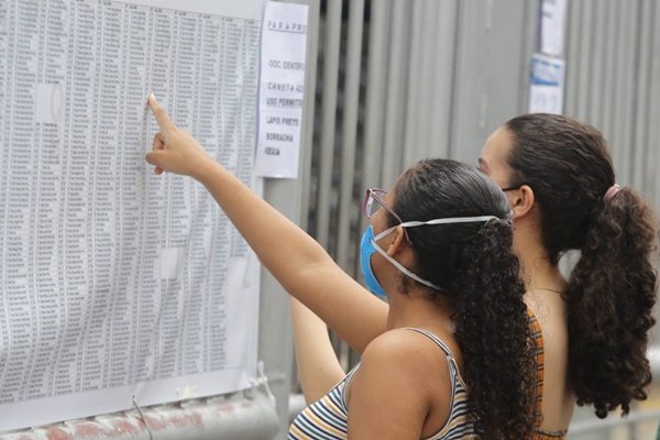Candidatos conferindo local de prova