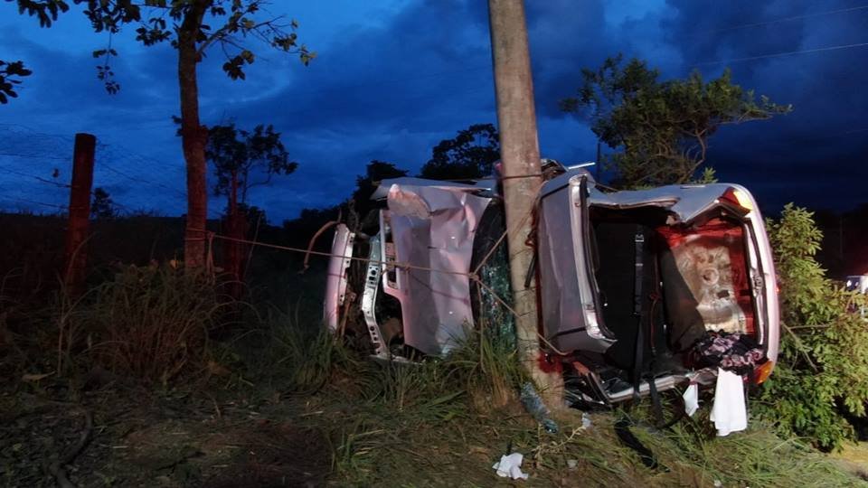 Carro bate em poste e motorista fica ferido