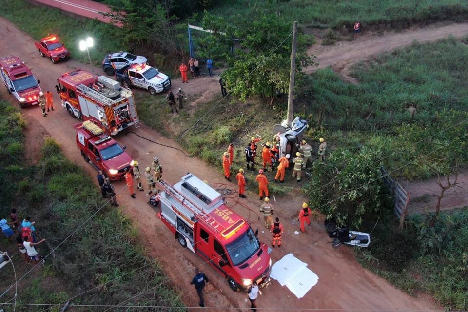 Carro bate em poste e motorista fica ferido