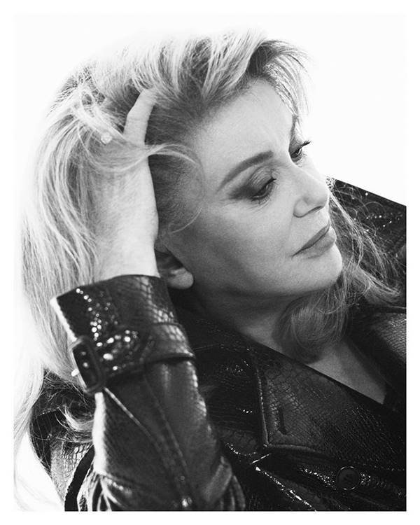 Catherine Deneuve em campanha da Saint Laurent em preto e branco