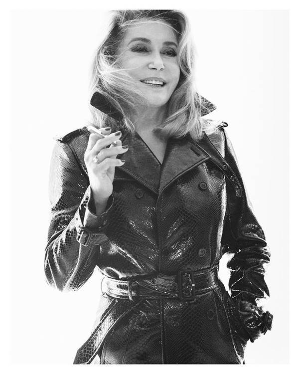 Catherine Deneuve, com cigarro eletrônico, em campanha da Saint Laurent em preto e branco