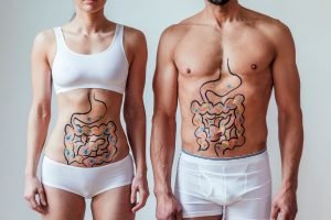 Foto mostra homem e mulher sem camisa com um intestino desenhado em suas barrigas