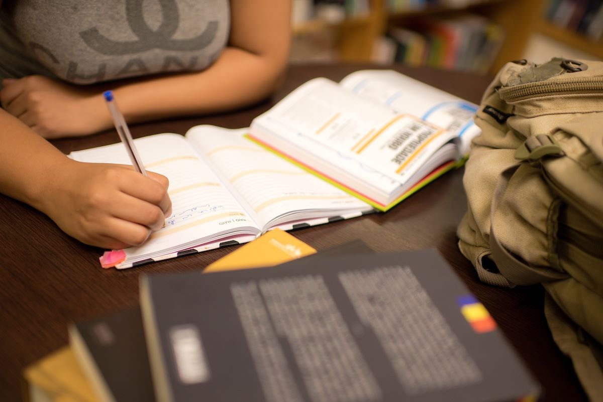 Imagem colorida de pessoa estudando - Metrópoles