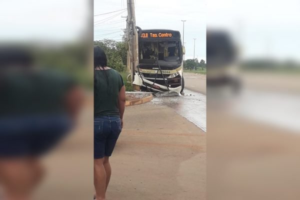 Ônibus bate em poste após derrapar em poça d'água