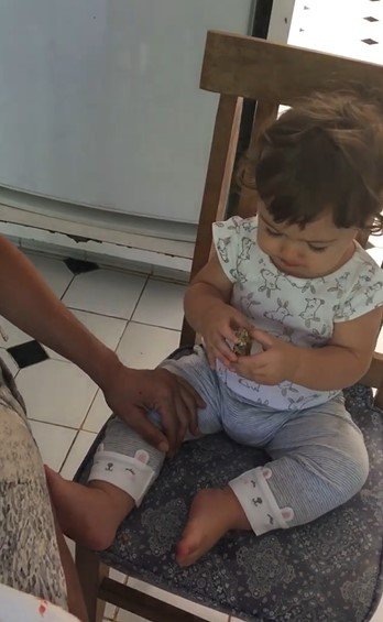 Clara Maria comendo barrinha de cereais