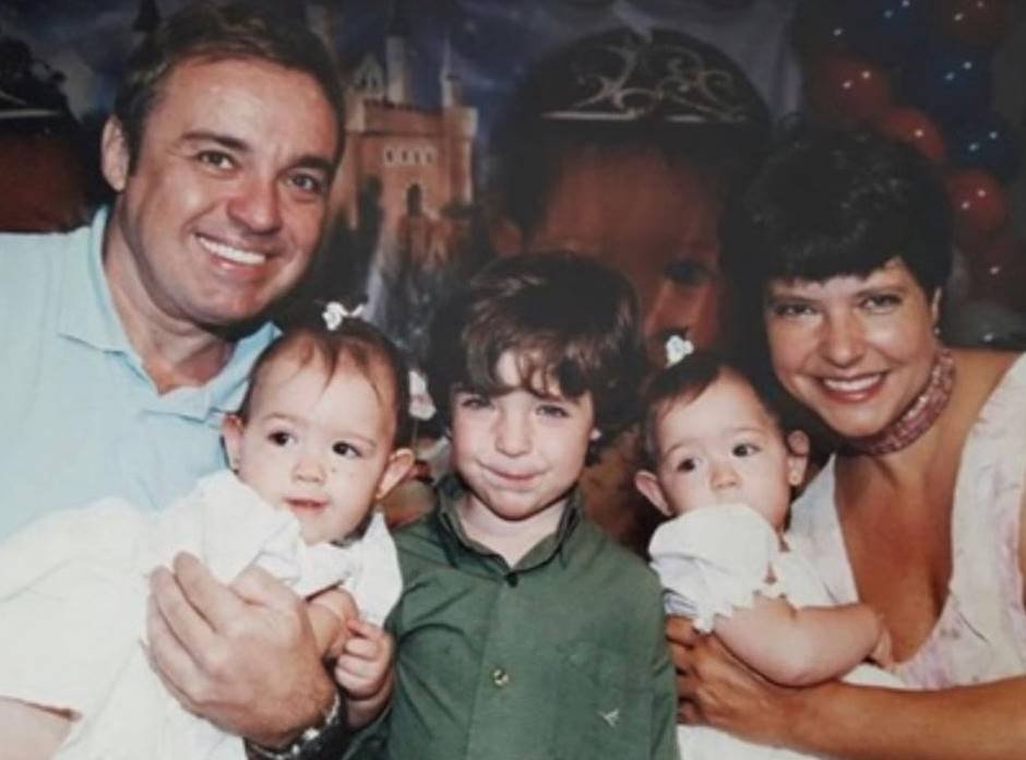 Gugu Liberato e a família (Foto: Reprodução, Record)
