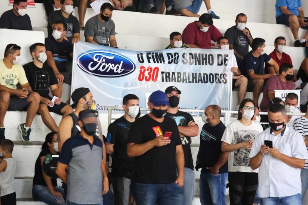 Assembleia de trabalhadores da Ford, organizada pelo Sindicato dos Metalúrgicos de Taubaté e Região, que acontece na câmara Municipal da cidade, nesta quarta-feira (13). Após anos de perdas, agravadas pelo cenário de pandemia, a Ford anunciou na última segunda-feira (11) o fechamento de suas fábricas no Brasil, mais precisamente as operações nas plantas de Camaçari (BA), Taubaté (SP) e da Troller (em Horizonte, CE) ainda em 2021.