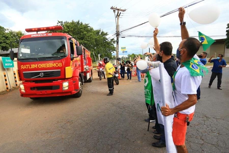 Carro do corpo de Bombeiros com o corpo de Maguito Vilela