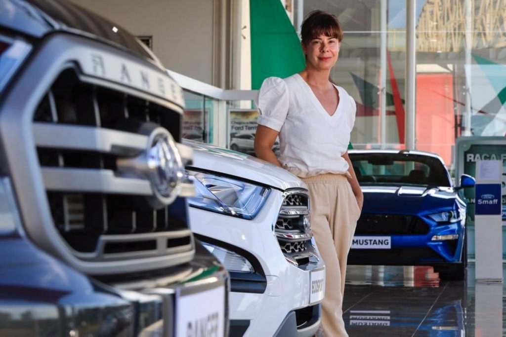 mulher e carros