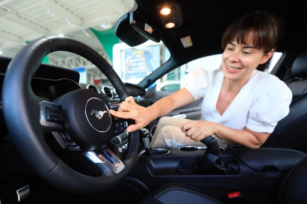 mulher e carro