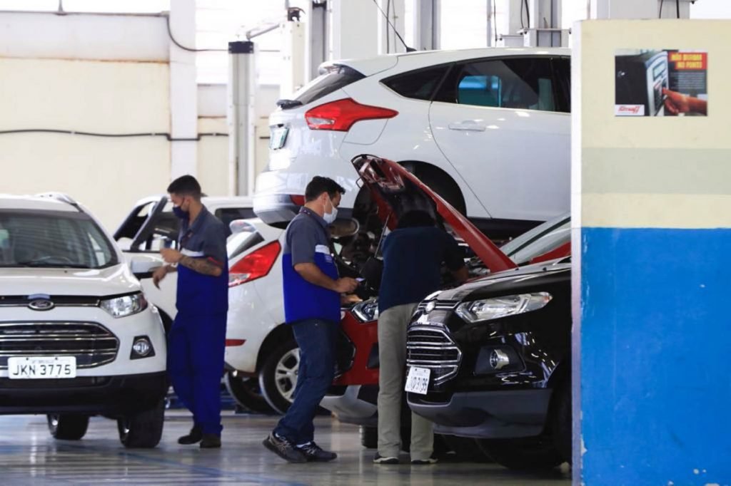 carros e pessoas