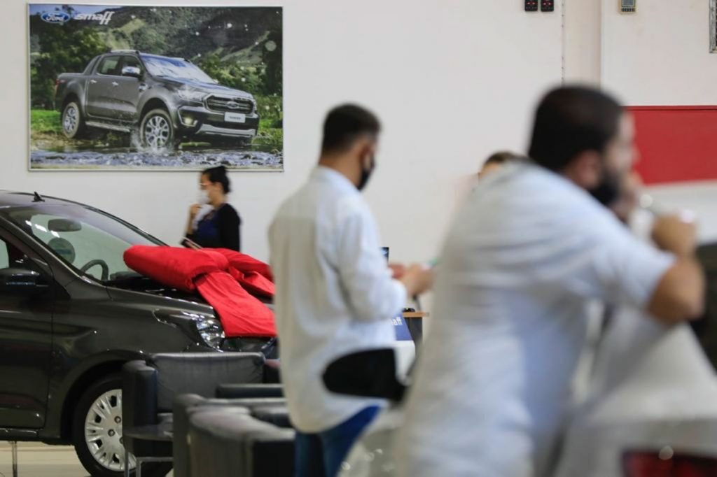 pessoas e carros