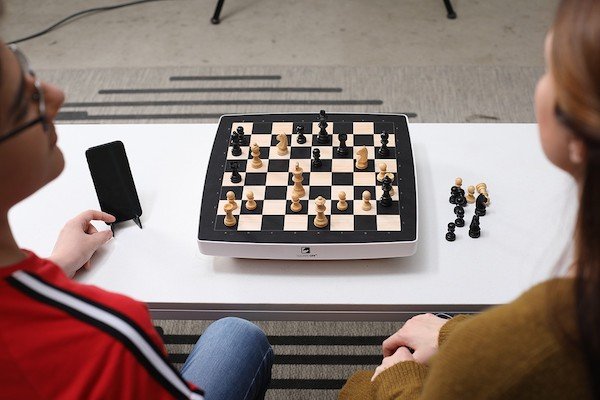 Peças de xadrez se movem sozinhas em tabuleiro inteligente - Olhar