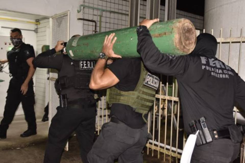 Polícia Civil de Manaus acabou de apreender um caminhão cheio de cilindros  de oxigênio - Perfil News