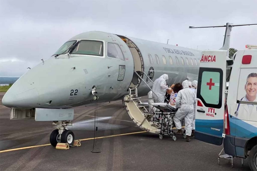 pacientes sendo transferidos de Manaus