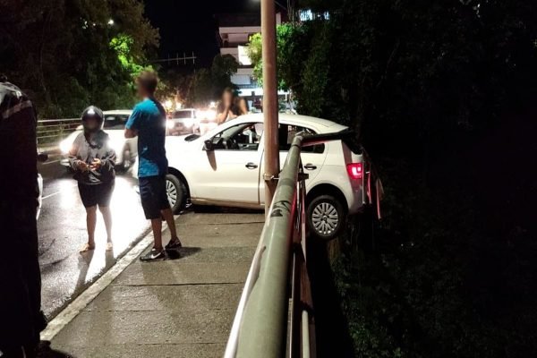 Motorista embriagado fica com carro pendurado em ponte de Santa Catarina