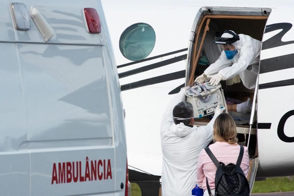 Passageiros são transportados de Manaus a outros estados após sistema de saúde da capital colapsar
