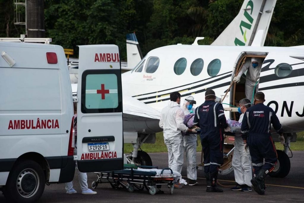 Passageiros são transportados de Manaus a outros estados após sistema de saúde da capital colapsar