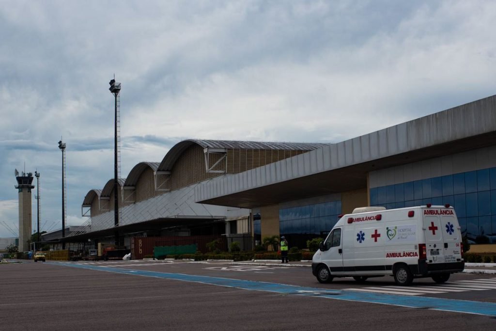 Passageiros são transportados de Manaus a outros estados após sistema de saúde da capital colapsar