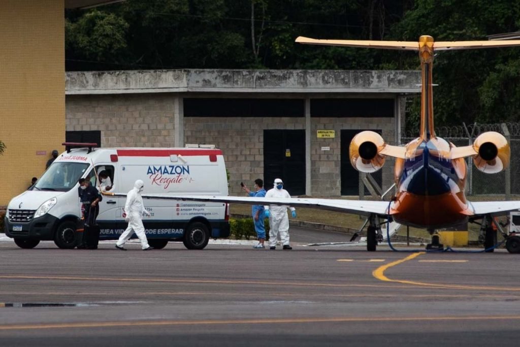 Passageiros são transportados de Manaus a outros estados após sistema de saúde da capital colapsar