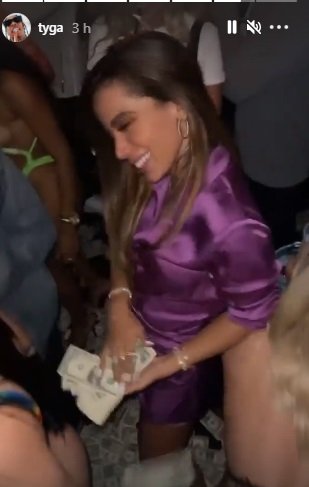 Anitta com dólares nas mãos