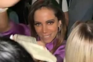 Anitta em balada com Tyga