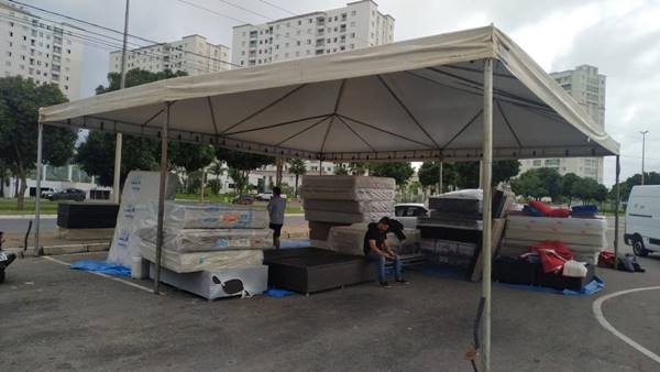 DF Legal retira quiosques e apreende camas