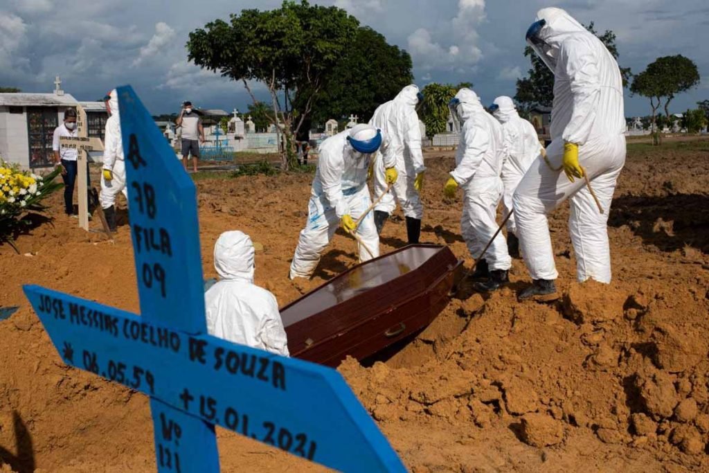 Cemitério Nossa Senhora Aparecida, em Manaus (AM). Capital registra recorde atrás de recorde em número de sepultamentos