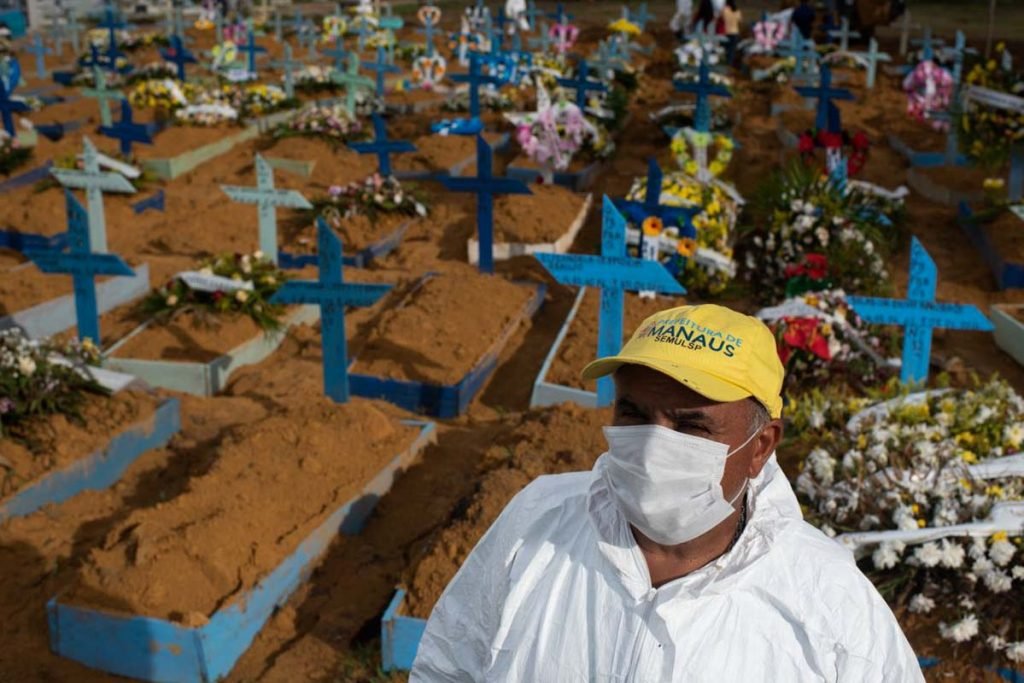 Cemitério Nossa Senhora Aparecida, em Manaus (AM). Capital registra recorde atrás de recorde em número de sepultamentos