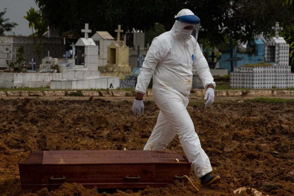 Cemitério Nossa Senhora Aparecida, em Manaus (AM). Capital registra recorde atrás de recorde em número de sepultamentos