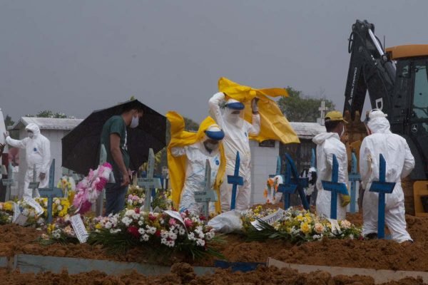 Cemitério Nossa Senhora Aparecida, em Manaus (AM). Capital registra recorde atrás de recorde em número de sepultamentos
