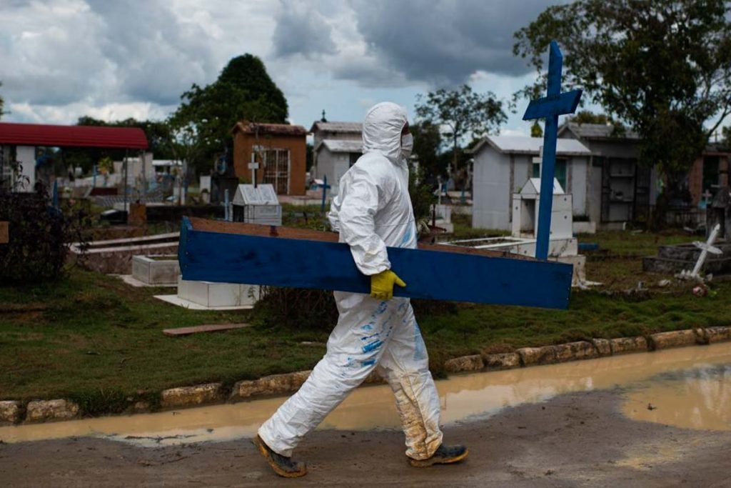 Cemitério Nossa Senhora Aparecida, em Manaus (AM). Capital registra recorde atrás de recorde em número de sepultamentos