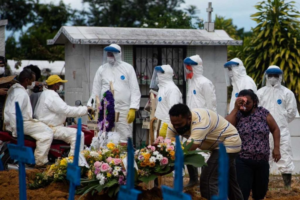 Cemitério Nossa Senhora Aparecida, em Manaus (AM). Capital registra recorde atrás de recorde em número de sepultamentos